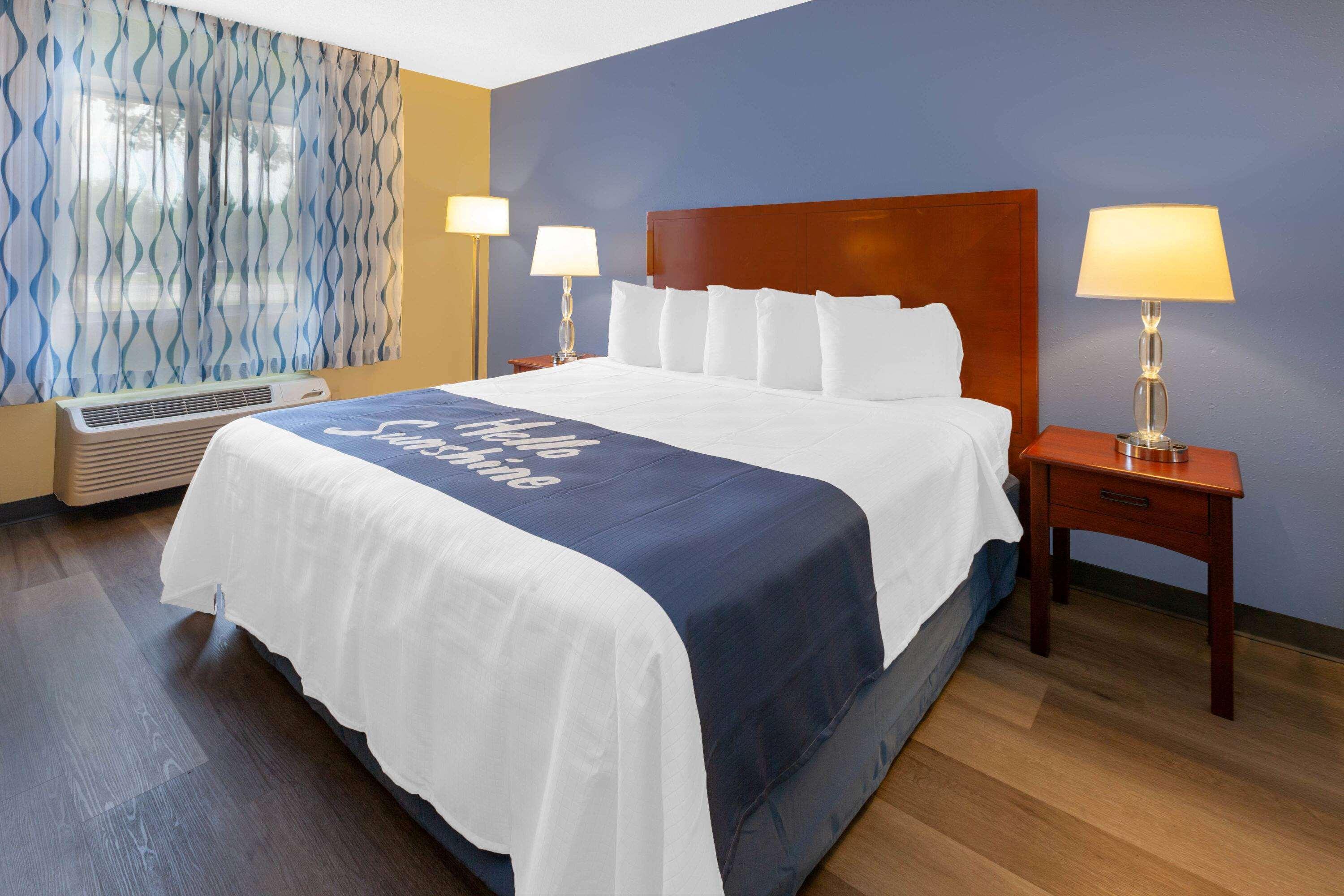 Days Inn By Wyndham Milan Sandusky South Экстерьер фото
