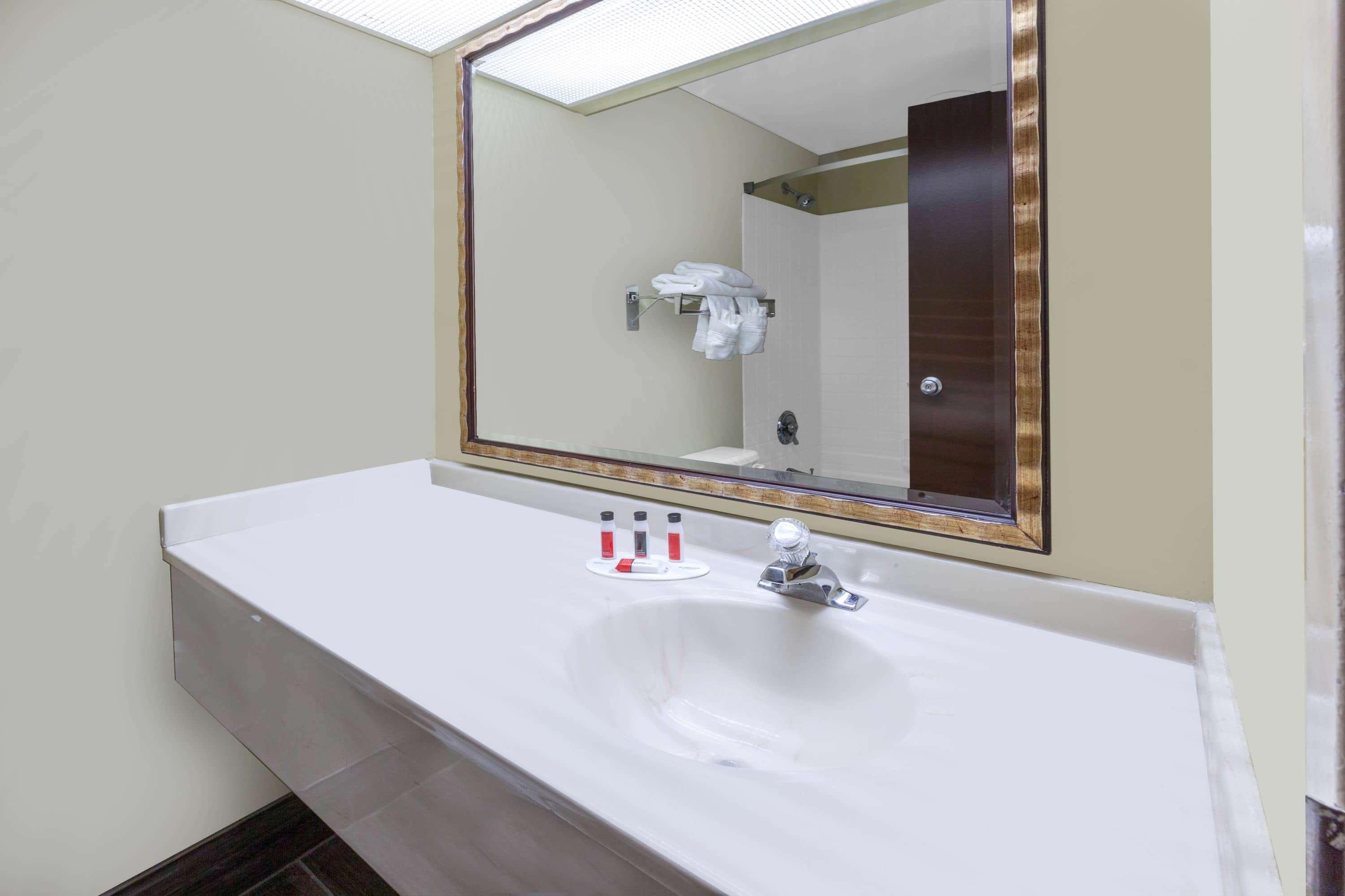 Days Inn By Wyndham Milan Sandusky South Экстерьер фото