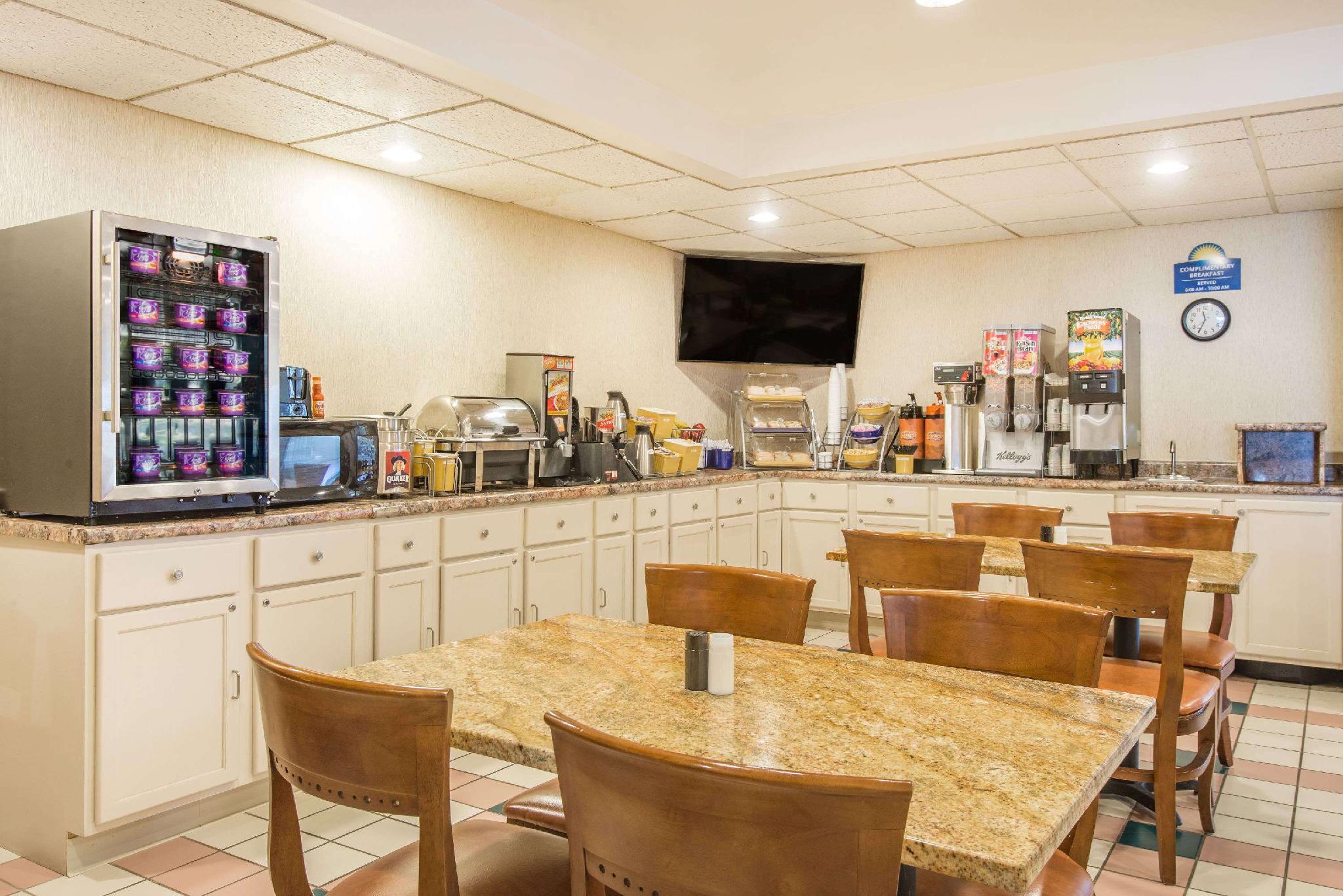 Days Inn By Wyndham Milan Sandusky South Экстерьер фото