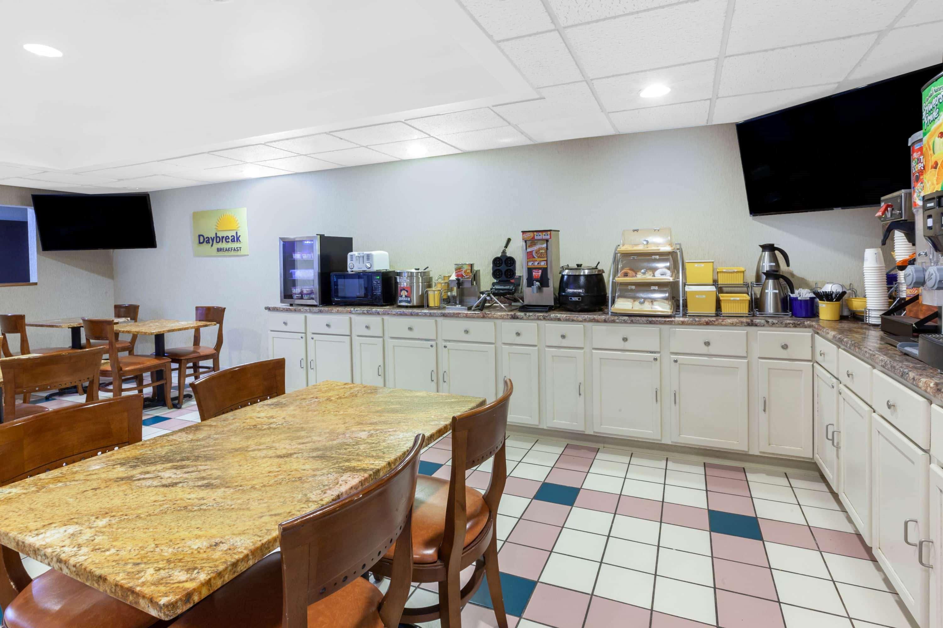 Days Inn By Wyndham Milan Sandusky South Экстерьер фото