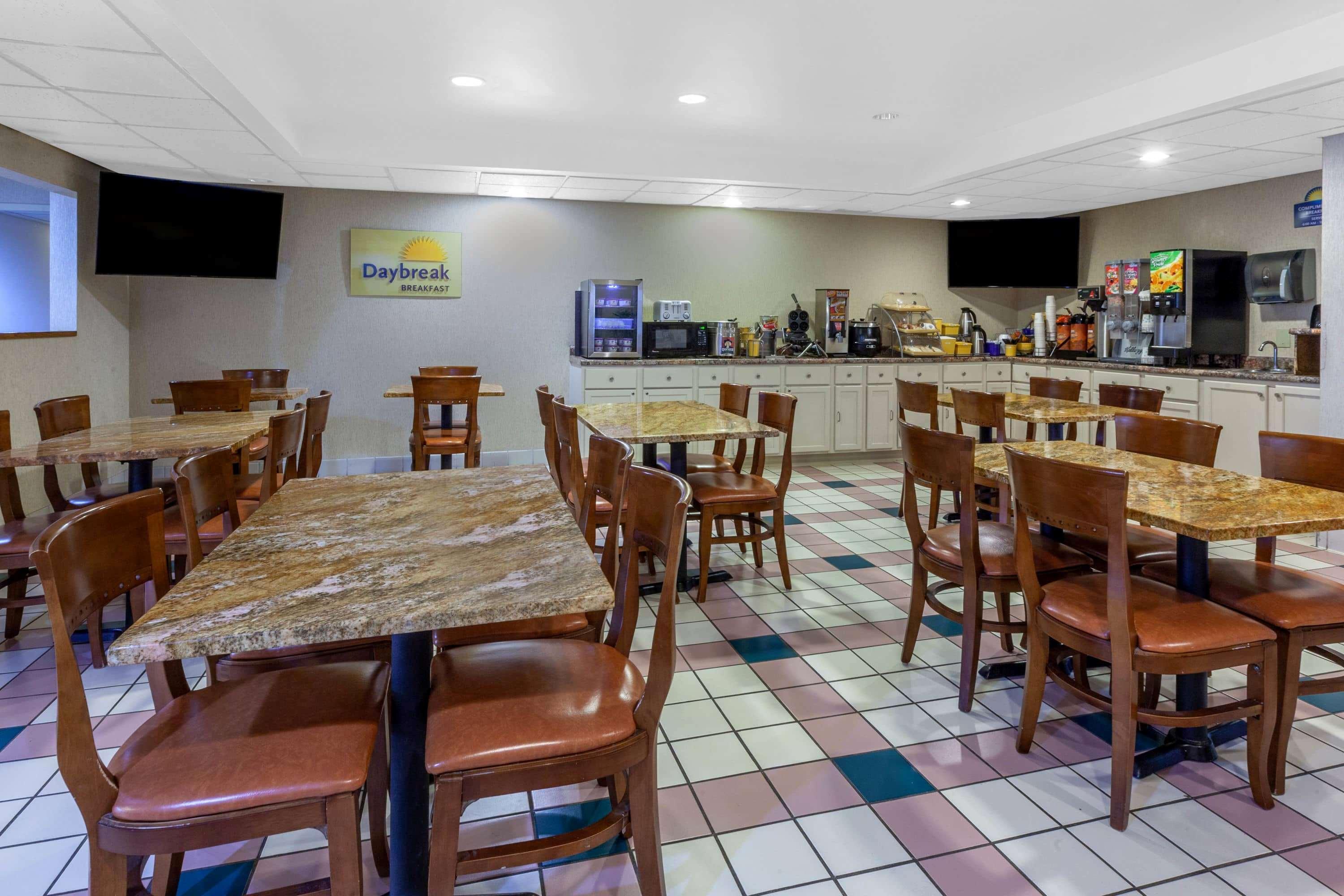 Days Inn By Wyndham Milan Sandusky South Экстерьер фото