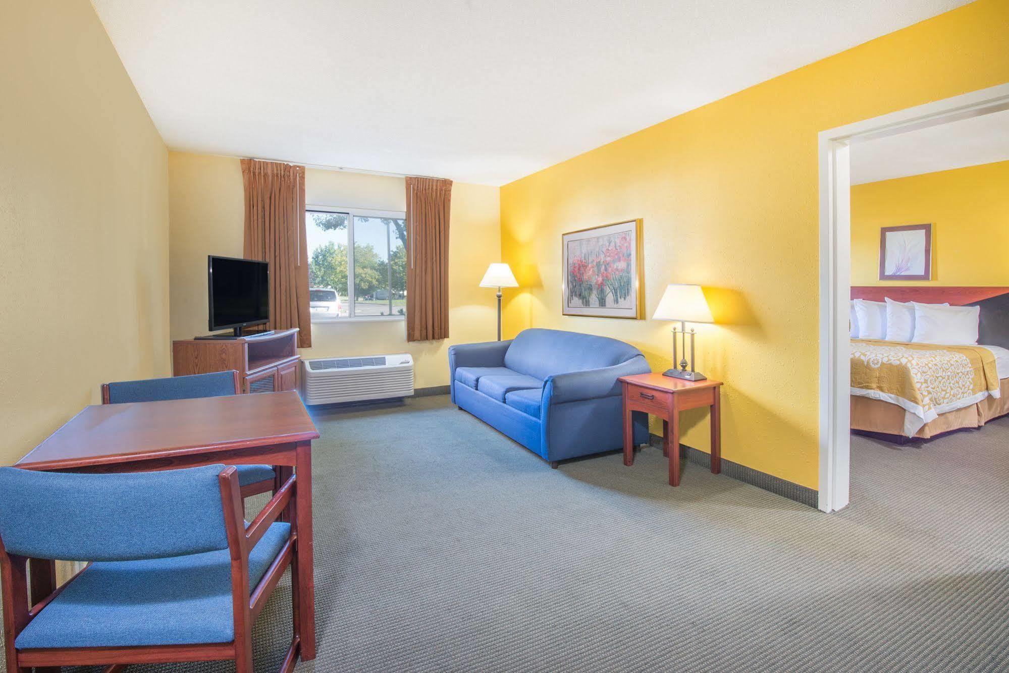 Days Inn By Wyndham Milan Sandusky South Экстерьер фото