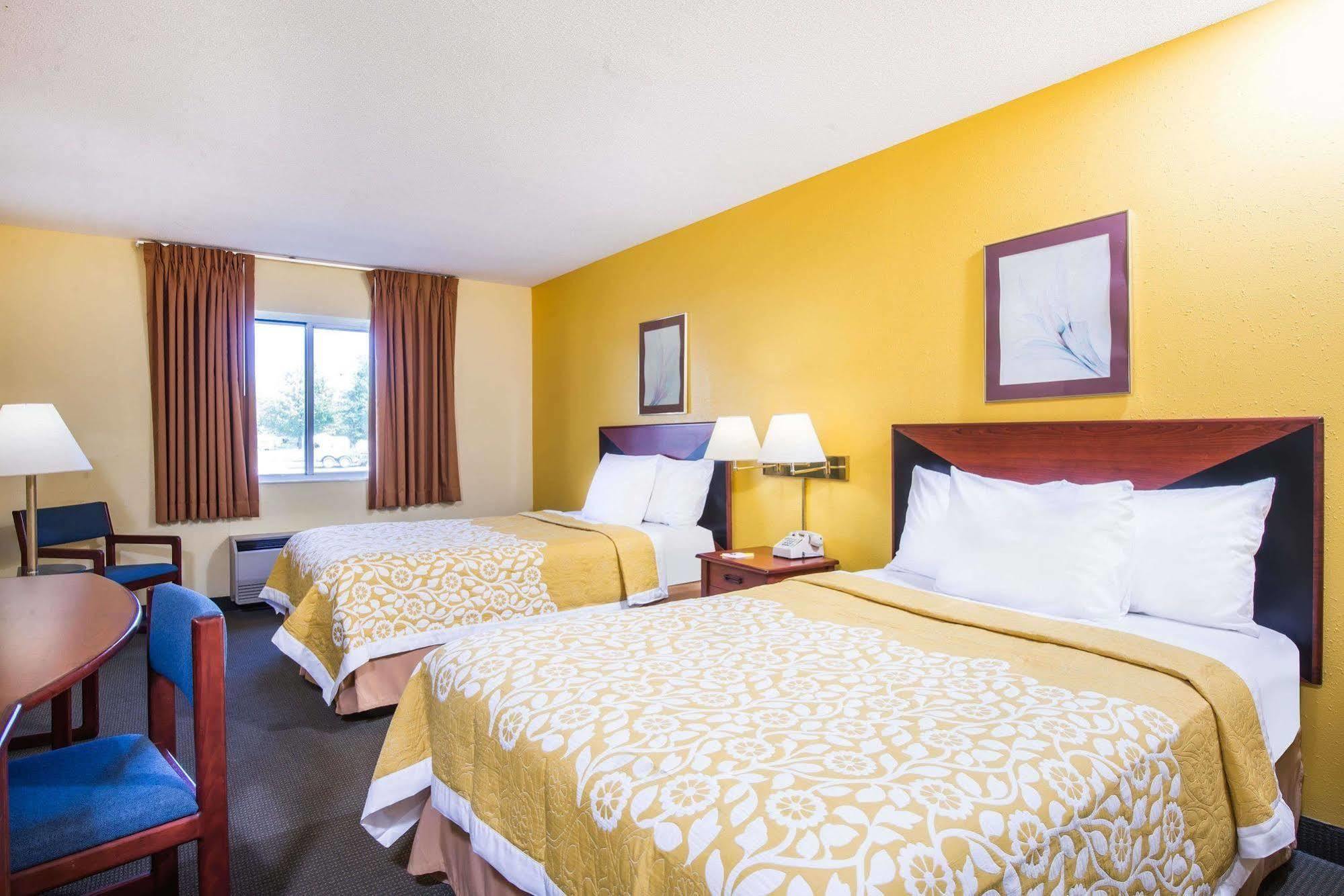 Days Inn By Wyndham Milan Sandusky South Экстерьер фото