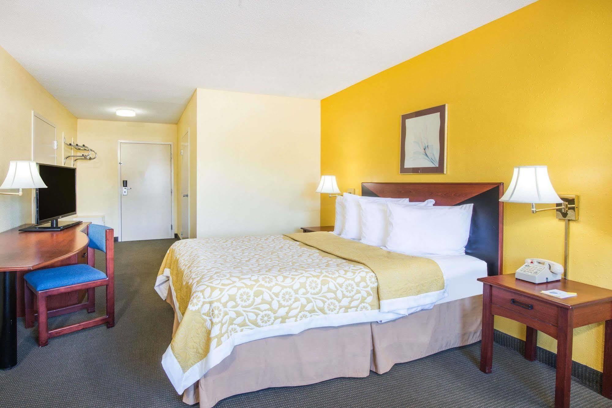 Days Inn By Wyndham Milan Sandusky South Экстерьер фото
