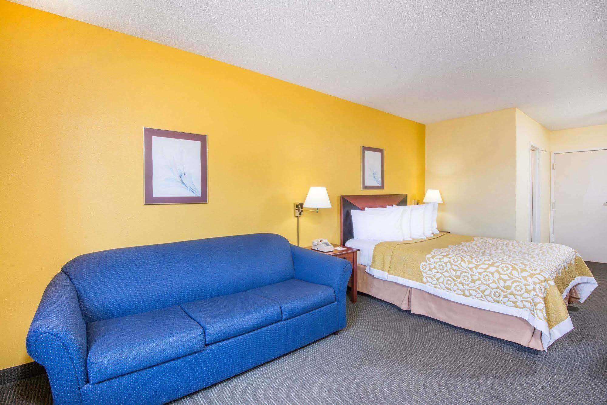 Days Inn By Wyndham Milan Sandusky South Экстерьер фото