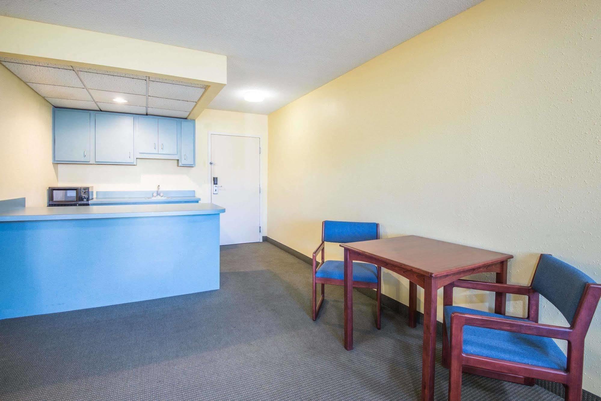 Days Inn By Wyndham Milan Sandusky South Экстерьер фото