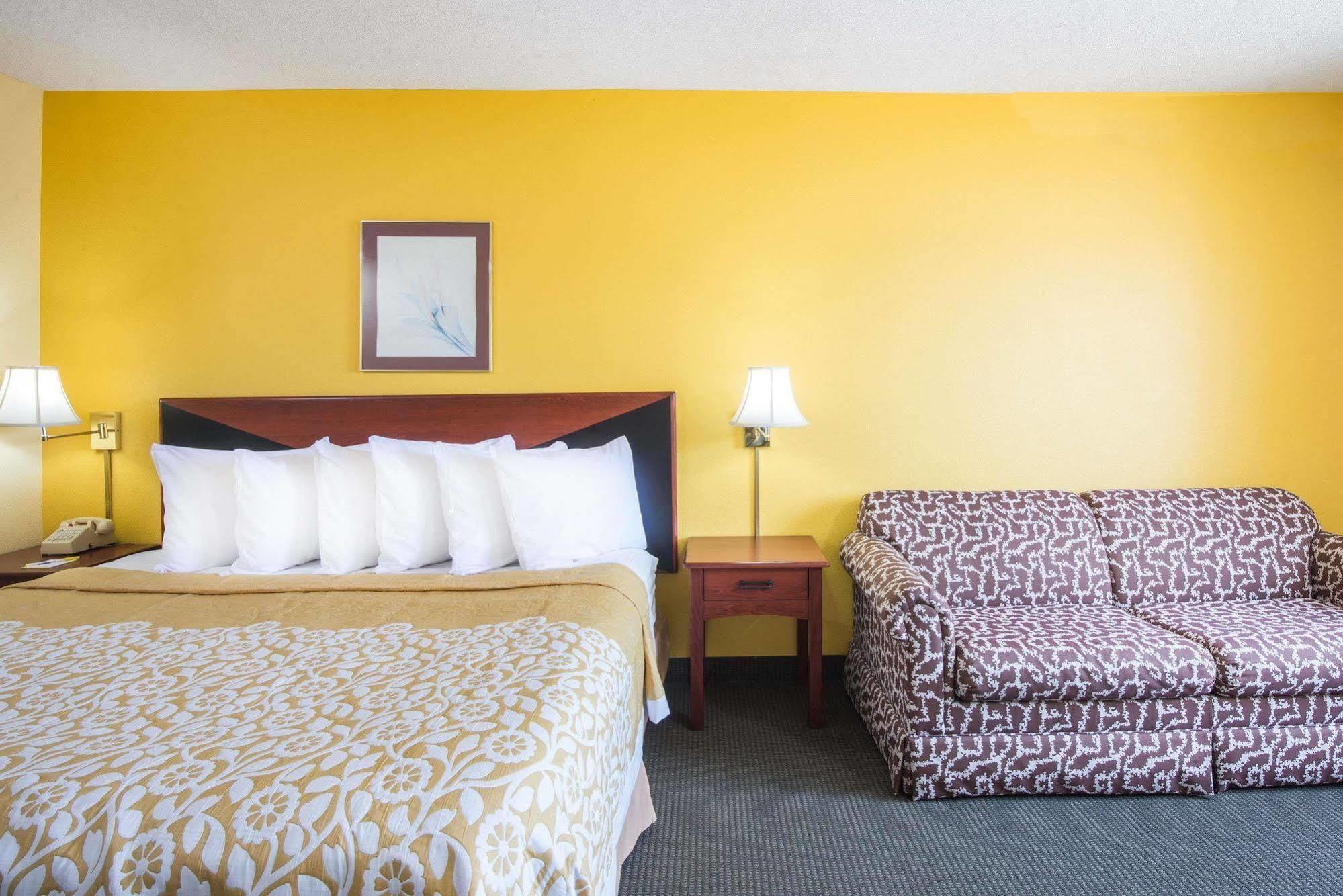 Days Inn By Wyndham Milan Sandusky South Экстерьер фото