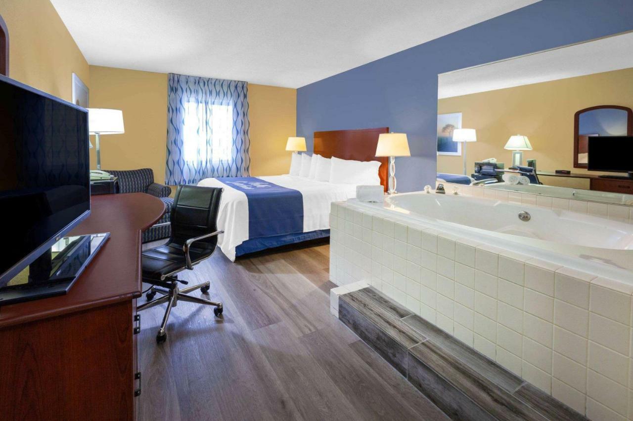 Days Inn By Wyndham Milan Sandusky South Экстерьер фото
