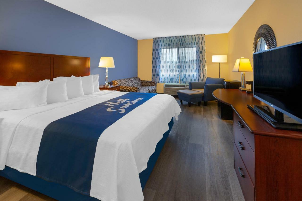 Days Inn By Wyndham Milan Sandusky South Экстерьер фото